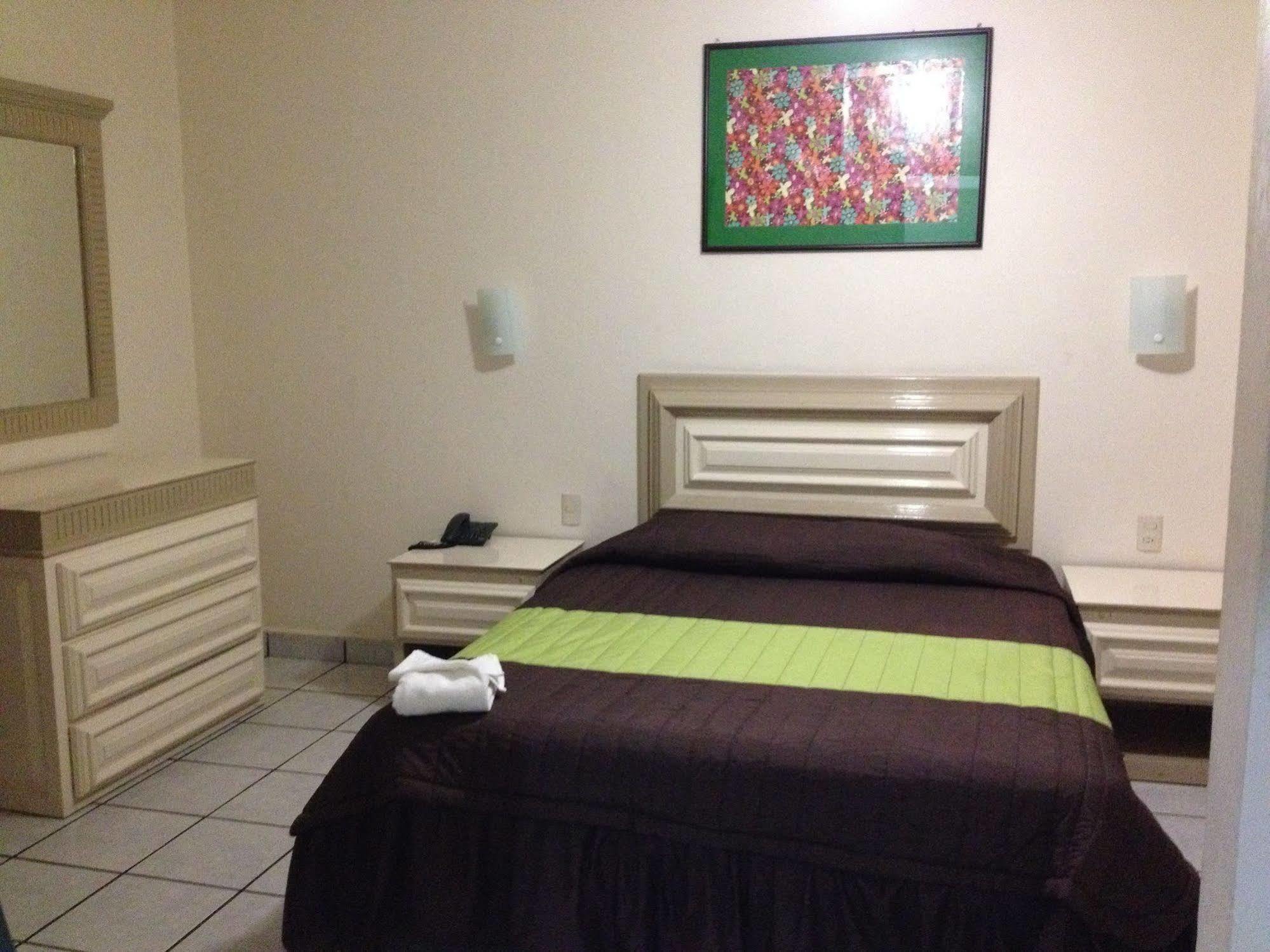 Hotel El Roble Tuxtla Gutiérrez エクステリア 写真