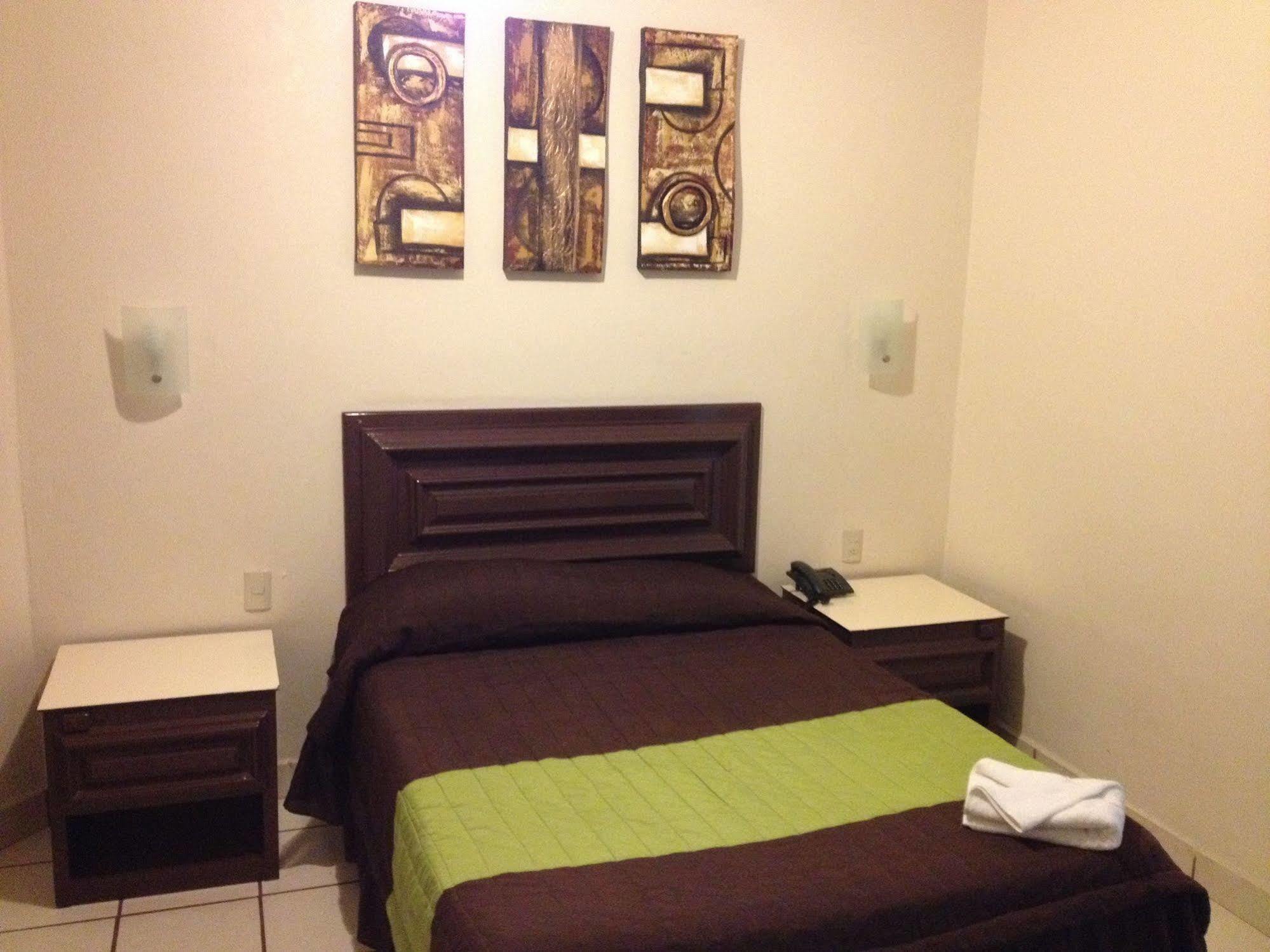 Hotel El Roble Tuxtla Gutiérrez エクステリア 写真