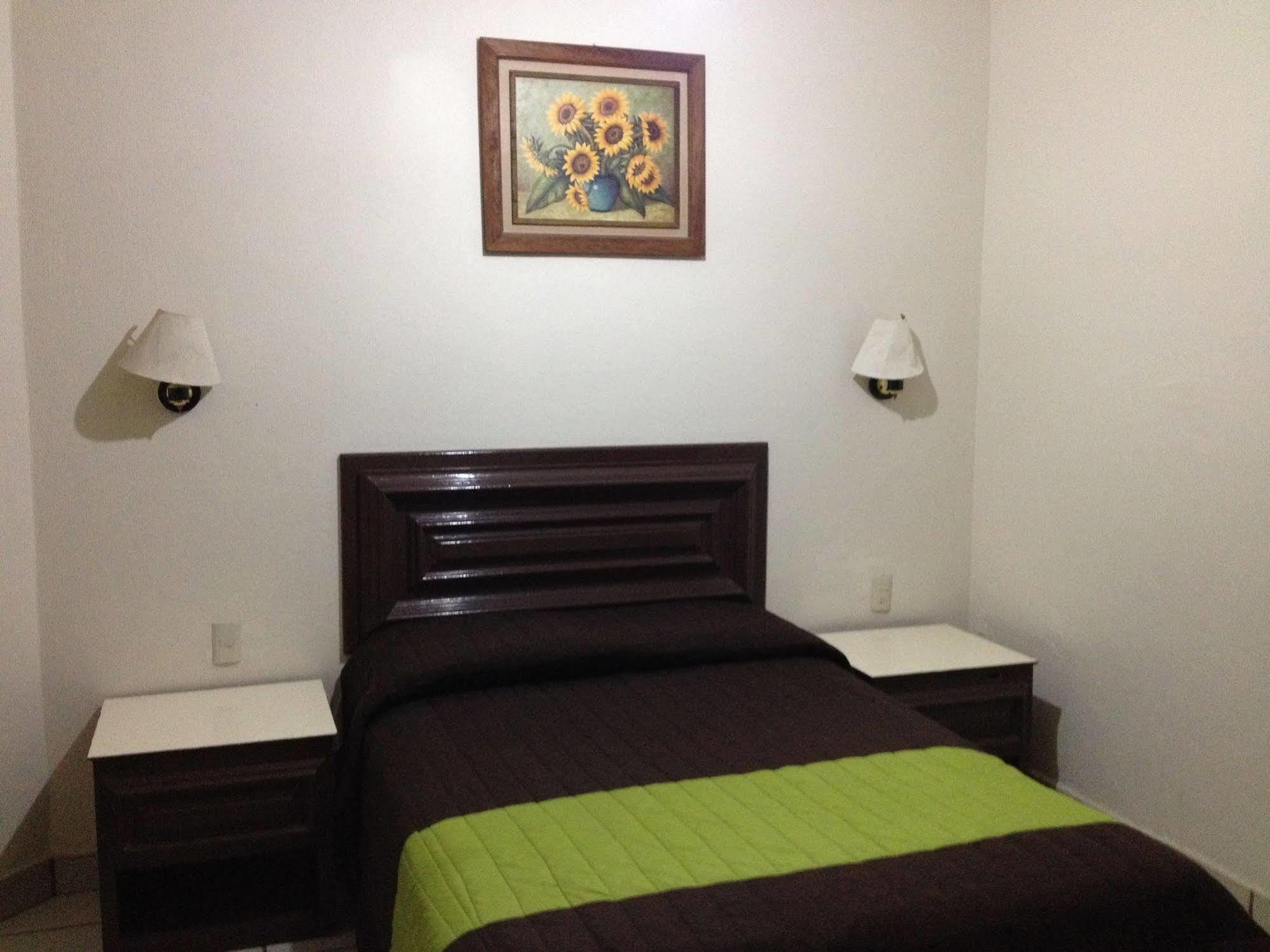 Hotel El Roble Tuxtla Gutiérrez エクステリア 写真