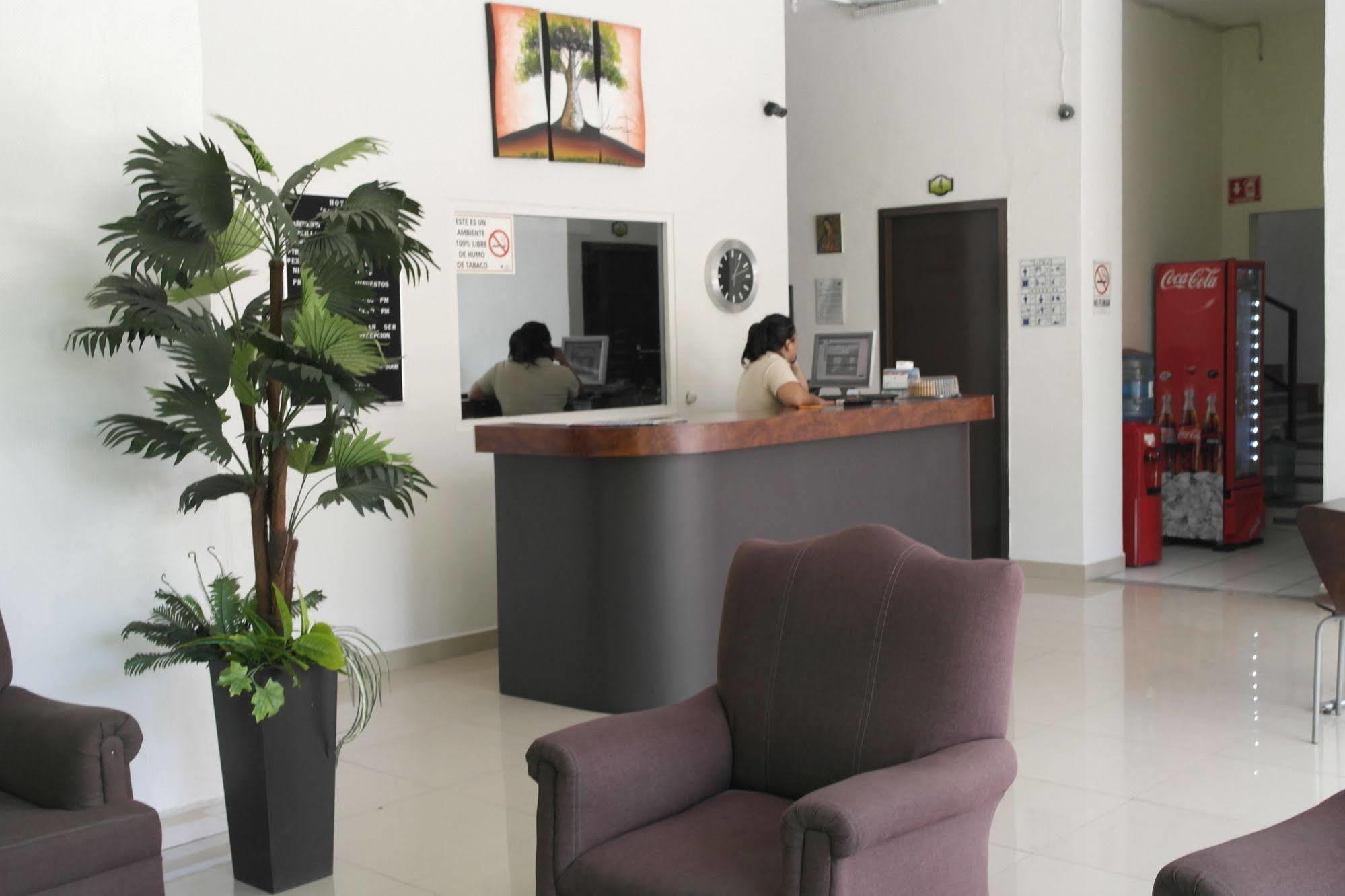 Hotel El Roble Tuxtla Gutiérrez エクステリア 写真